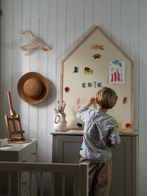 2. Sortering – Magnettavle med egetræsramme – Vanilla