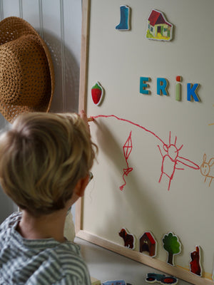 2. Sortering – Magnettavle med egetræsramme – Vanilla