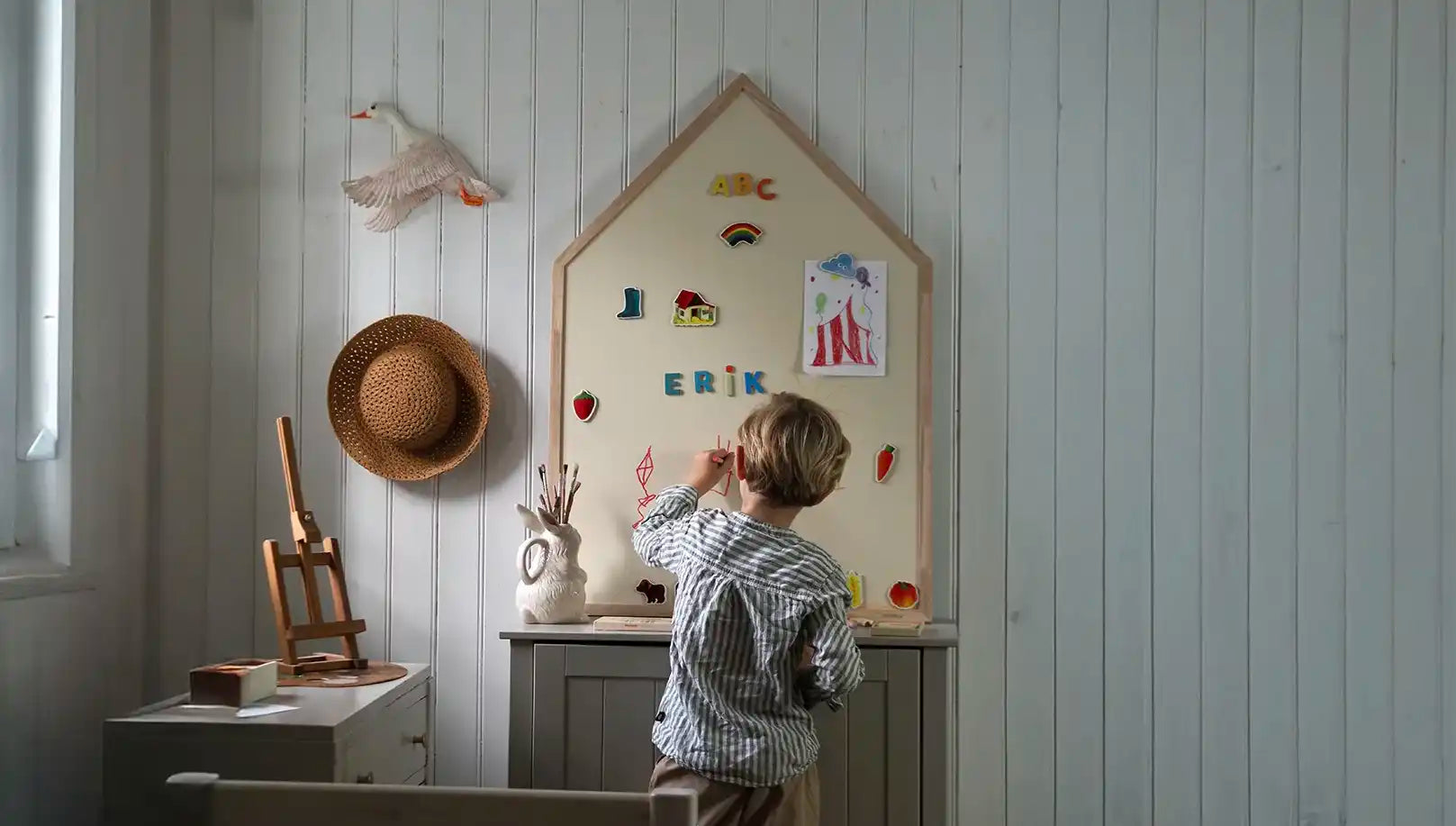 Husformet magnetisk kridttavle til børn med bogstaver og tegninger i lyst børneværelse - designet af Minimags