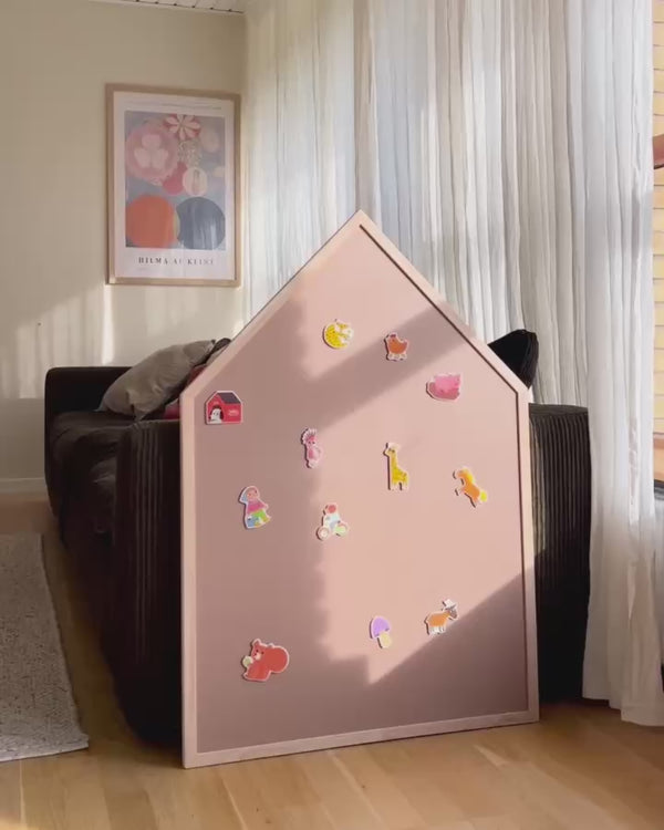 Børn leger og tegner på flytbar magnetisk kridttavle fra Minimags monteret på væg i stue